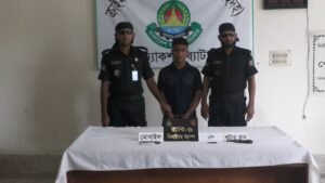 ঝিনাইদহে অস্ত্র ও গুলিসহ যুবক গ্রেফতার