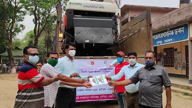 ঝিনাইদহে কৃষকদের মাঝে হারভেস্ট মেশিন বিতরণ