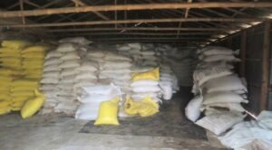 ঝিনাইদহে মজুতের ১২শ বস্তা রাসায়নিক সার জব্দ