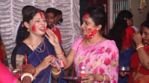 ঝিনাইদহে সিঁদুর খেলায় মেতেছিল নারীরা